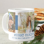 Vrolijk kerstfeest Beste pap ooit 3 Fotoblauw Grote Koffiekop<br><div class="desc">Persoonlijke kerstMok voor papa. Deze foto-mok heeft een modern blauw en wit ontwerp met trendy typografie van de schrijfmachine. Het fotomalplaatje is klaar voor u om 3 van uw favoriete familieafbeeldingen toe te voegen (2x portret en 1x landschap zullen het gemakkelijkst om met) zijn te werken. U kunt ook de...</div>