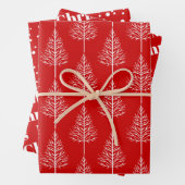Vrolijk kerstfeest, bomen en polka-stippen rood inpakpapier vel (In situ)