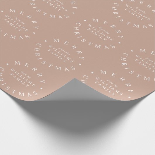 Vrolijk Kerstfeest Custom Name Beige Holiday Cadeaupapier (Hoek)