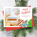 Vrolijk kerstfeest Een foto Kleurrijke koekjes Feestdagenkaart<br><div class="desc">Dit ontwerp is voorzien van een kerstkoekje Fotokaart. Dit ontwerp is voorzien van een schattige één foto,  waterverf cookies trakteert ontwerp,  een eenvoudige kleurrijke,  rood en groen,  een minimalistische penseelscript,  kalligrafie typografie,  feestelijk bakken,  rustieke grillige,  een vakantie fotokaarten</div>