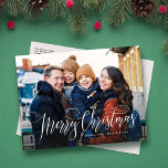 Vrolijk Kerstfeest eenvoudig script familiefoto Feestdagenkaart<br><div class="desc">Dit klassieke eenvoudige vakantie briefkaart is voorzien van "Merry Christmas" in het script aan de onderkant van een enkele horizontale foto. Deze kerstkaart is perfect voor gebruik als kerstkaart. De achterkant van de kaart heeft ruimte voor een tweede foto en een langer aangepast bericht of het kan blanco worden gelaten...</div>
