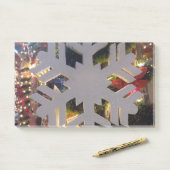 Vrolijk kerstfeest en een gelukkig nieuwjaar sneeu post-it® notes (Op bureau)