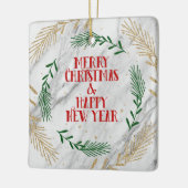 Vrolijk kerstfeest en gelukkig nieuwjaar op marmer keramisch ornament (Links)