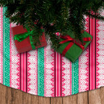 Vrolijk kerstfeest en lelijke trui wensen kerstboom rok<br><div class="desc">Bereid je voor op het vakantiefeest van het seizoen met onze Ugly Sweater Christmas Tree Rok! Deze feestelijke en leuke designkenmerken en lelijk truitjespatroon op retro rode en groene kleuren, die perfect aansluiten bij ons Merry Christmas & Ugly Christmas Sweater Reindeer Collectie voor die perfecte vakantie. Of je nu voor...</div>