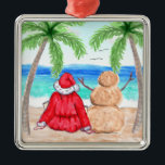 Vrolijk kerstfeest en Snowman op strand Metalen Ornament<br><div class="desc">Een grappige kerstversiering met de kerstman en een Snowman gebouwd uit zand op een strand dat de oceaangolven in de gaten houdt. Toon voor iemand die een "sneeuwvogel" is of met pensioen is in Florida,  Zuid-Caroline,  Texas of een van de warme staten of landen.</div>