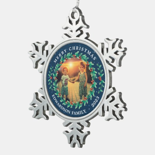 Vrolijk kerstfeest familienaam Holly bessen foto Tin Sneeuwvlok Ornament (Rechts)