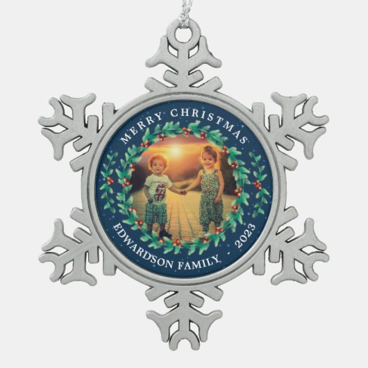 Vrolijk kerstfeest familienaam Holly bessen foto Tin Sneeuwvlok Ornament (Voorkant)