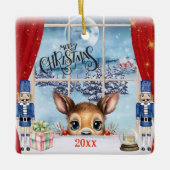 Vrolijk Kerstfeest - Fawn gluren door het raam Keramisch Ornament (Voorkant)