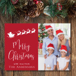 Vrolijk Kerstfeest Foto Kerstman Feestdagenkaart<br><div class="desc">Festive red vakantion card met je foto,  een witte silhouet van rendeers die in de slee van de kerstman vliegen,  "Merry Kerstmis" in een stijlvol wit script en jouw naam in een eenvoudige moderne witte typografie.</div>