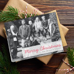 Vrolijk kerstfeest | Foto van de Moderne Familie Feestdagen Kaart<br><div class="desc">Mooie fotograafvakantiekaart met een eenvoudige, moderne, minimalistische "prettige kerstdag"-prijsbanner in een kersrode tekst op een semi-transparante overlay-achtergrond. Deze veelzijdige kaart kan worden gepersonaliseerd met uw eigen foto, familienaam en jaar om een echt unieke en op maat gemaakte kaart te maken voor het feestseizoen. Het binnenste bericht "Ik wens u en...</div>