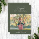 Vrolijk kerstfeest | Foto van Elegant Dark Green Feestdagenkaart<br><div class="desc">Een elegante moderne familiefoto flatvakantiekaart met een klassiek typografie citaat: "Wij wensen u een vrolijk kerstfeest... en het gelukkigste nieuwe jaar!" in het wit. Het ontwerp heeft een donkere bosgroene eigenschapkleur. De foto, de groet en de naam kunnen gemakkelijk voor een ontwerp worden aangepast zo uniek zoals u bent. Een...</div>