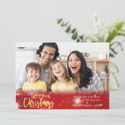 Vrolijk kerstfeest, goud en wit licht op rood feestdagenkaart (Staand voorkant)