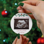 Vrolijk kerstfeest grootouders Ultrasound zwangers Keramisch Ornament<br><div class="desc">Het is altijd een goed moment om dit spannende nieuws te delen met je naaste en beste. Perfect kerstcadeauidee voor de oma om met ultrasone foto te zijn. Pas deze unieke aankondigingsvertoning aan, voeg uw details toe en laat iedereen over dit speciale nieuws weten. Geweldig geschenk voor nieuwe ouders en...</div>