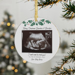 Vrolijk kerstfeest grootouders Ultrasound zwangers Ornament<br><div class="desc">Het is altijd een goed moment om dit spannende nieuws te delen met je naaste en beste. Perfect kerstcadeauidee voor de oma om met ultrasone foto te zijn. Pas deze unieke aankondigingsvertoning aan, voeg uw details toe en laat iedereen over dit speciale nieuws weten. Geweldig geschenk voor nieuwe ouders en...</div>