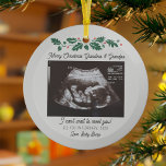 Vrolijk kerstfeest grootouders Zwangerschap Ultrag Glas Ornament<br><div class="desc">Het is altijd een goed moment om dit spannende nieuws te delen met je naaste en beste. Perfect kerstcadeauidee voor de oma om met ultrasone foto te zijn. Pas deze unieke aankondigingsvertoning aan, voeg uw details toe en laat iedereen over dit speciale nieuws weten. Geweldig geschenk voor nieuwe ouders en...</div>