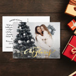 Vrolijk kerstfeest Grote kerstfoto Gold Gold Gold Folie Feestdagen Briefkaart<br><div class="desc">Verstuur speciale vakantiewensen met dit feestelijke briefkaart met "vrolijk kerstfeest" in een handgetekende typografische doopvont in echte gouden folie - geplaatst aan de hand van uw aangepaste foto. Voeg gemakkelijk uw eigen getypte vakantiegroet aan de achterkant toe of schrap de nota om ruimte voor een handgeschreven nota te verlaten. Voeg...</div>