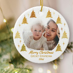 Vrolijk kerstfeest Grote Oma - White Gold Photo Keramisch Ornament<br><div class="desc">Pas deze elegante kerstversiering aan als een cadeau voor Great Grandma (of wie je ook wilt) als een keepasje voor een nieuwe baby of gewoon om een mooie foto te delen. De sjabloon is opstelling voor u om uw favoriete foto, uw groet, een naam en het jaar toe te voegen....</div>