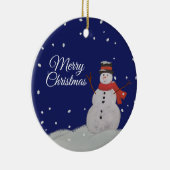Vrolijk kerstfeest Happy Snowman in de sneeuw. Keramisch Ornament (Rechts)