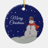 Vrolijk kerstfeest Happy Snowman in de sneeuw. Keramisch Ornament (Voorkant)