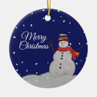 Vrolijk kerstfeest Happy Snowman in de sneeuw. Keramisch Ornament