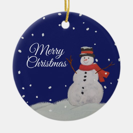 Vrolijk kerstfeest Happy Snowman in de sneeuw. Keramisch Ornament (Voorkant)