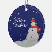 Vrolijk kerstfeest Happy Snowman in de sneeuw. Keramisch Ornament (Links)