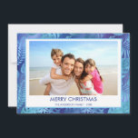 VROLIJK KERSTFEEST HAWAÏAANSE TROPISCHE BLAUWE FOT FEESTDAGENKAART<br><div class="desc">Blauwe gloeilamp Faux Folie Vrolijk Kerstfeest Hawaiiaanse Tropische Palm Leaf Familie Foto Kerstvakantie Kaart. Het afbeelding en de familienaam kunnen worden vervangen op dit eenvoudige strand of kustvakantie kerstkaart.</div>