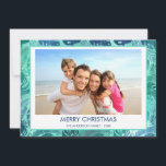 VROLIJK KERSTFEEST HAWAÏAANSE TROPISCHE STRAND FOT FEESTDAGENKAART<br><div class="desc">Blauw en Groen Turquoise gloeiende Faux Folie Vrolijk Kerstfeest Hawaiiaanse Tropische Palm Leaf Familie Foto Kerstvakantie Kaart. Het afbeelding en de familienaam kunnen worden vervangen op dit eenvoudige strand of kustvakantie kerstkaart.</div>