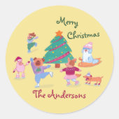 Vrolijk Kerstfeest Hond Schaatsen Naam Pastelgeel Ronde Sticker (Voorkant)