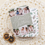 Vrolijk Kerstfeest Kalligrafie Sage Green 6 Foto's Feestdagenkaart<br><div class="desc">Verspreid vakantie juichen met deze charmante salie groene kerstfotokaart! Op de voorkant staat "Merry Christmas" in speelse handgeschreven kalligrafie, met je familienaam en het jaar weggestopt in een van de bloeiperioden. Voeg een persoonlijk tintje toe met zes aangepaste foto's - drie aan de bovenkant en drie aan de onderkant -...</div>