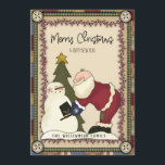 Vrolijk kerstfeest: Kerstman en Snowman Feestdagenkaart<br><div class="desc">Vrolijk kerstfeest in een land dat kerstman is en Snowman - De kerstman uit een roestvrijland die zich allemaal op zijn kerstbeste aankleedt, geeft zijn vriend Frosty zijn tophoed. De kerstman en Snowman staan naast een kerstboom. De kaart is gemaakt met rode bessen en gingham. De kaart is perfect voor...</div>