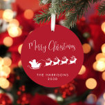 Vrolijk Kerstfeest Kerstman Sleigh Foto rood Metalen Ornament<br><div class="desc">Leuke seizoensgebonden rood-witte kerstboom ornament met een silhouet van rendieren vliegen Santa's slee door de lucht en "Merry Christmas" in een stijlvol modern script en jouw naam of andere tekst hieronder. Voeg een foto toe op de achterkant.</div>