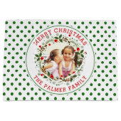 Vrolijk kerstfeest, krans, groene witte stippen fo groot cadeauzakje (Voorkant)