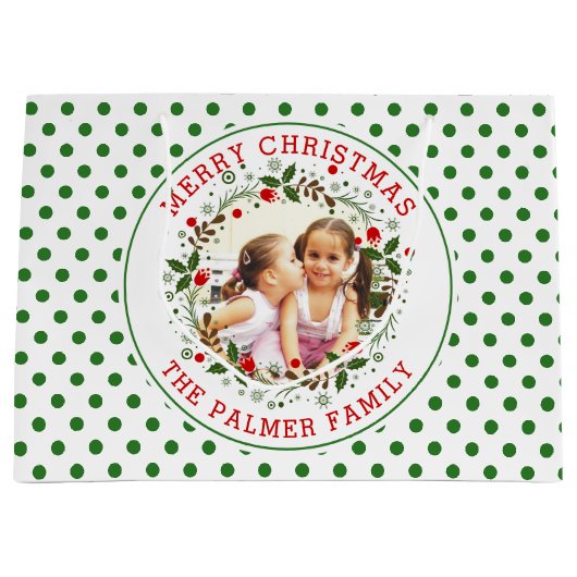 Vrolijk kerstfeest, krans, groene witte stippen fo groot cadeauzakje (Voorkant)