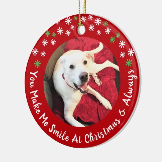 Vrolijk Kerstfeest Lachende Hond Foto Grappig Rode Keramisch Ornament (Links)