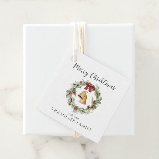Vrolijk kerstfeest, loof krans met gouden klokken bedankjes labels (In situ)