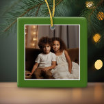 Vrolijk kerstfeest met 1 foto - groen enkelzijdig keramisch ornament<br><div class="desc">Voeg één afbeelding toe aan deze leuke vakantieillustratie - perfect voor de kinderen. Een eenvoudige en moderne foto om een gedenkwaardige omslag onder je boom te maken. Een moderne minimale manuscriptdoopvont met een plaats om 1 vierkante foto te uploaden.</div>