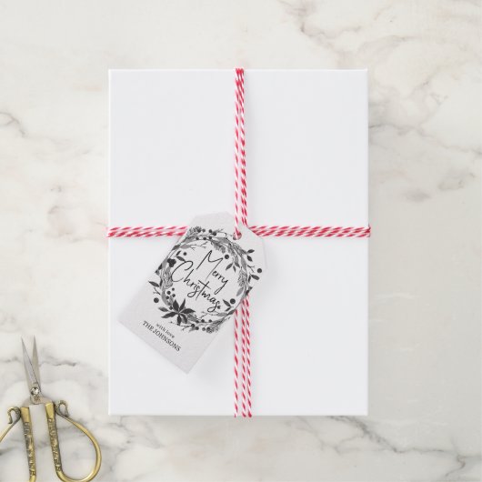 Vrolijk kerstfeest met Holly Script Black White Cadeaulabel (Met Touw)
