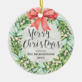 Vrolijk kerstfeest met rode bow Familienaam Elegan Keramisch Ornament (Voorkant)