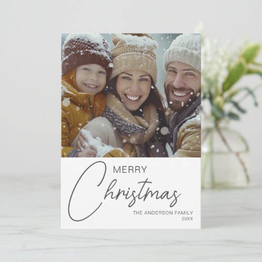 Vrolijk Kerstfeest Modern Script Familiefoto Feestdagenkaart (Staand voorkant)