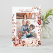 Vrolijk kerstfeest moderne bloemen en rendieren fo feestdagenkaart (Staand voorkant)