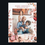 Vrolijk kerstfeest moderne bloemen en rendieren fo feestdagenkaart<br><div class="desc">Moderne rustieke familiefoto Vrolijke kerstkaart met seizoensgebonden waterverf rode bordeaux,  sinaasappel en blozend roze botanisch bosblad en bloemenkrans en een rendier op een heldere witte achtergrond.            Op de achterkant heeft de kaart een donkerrode  gedistresseerde waterverf achtergrond,  een bloemenboeket en een ruimte voor uw handgeschreven tekst / handtekening.</div>