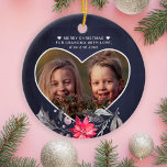 Vrolijk Kerstfeest naar oma hart foto schattig Keramisch Ornament<br><div class="desc">Seizoensgebonden waterverf heilige bes en roze poinsettia bloeien over een donkere middernacht marineblauwe krijtbordachtergrond en maken een prachtig aandenken ornament voor oma opa / grootouders.           Personaliseer het met je foto in een hartvorm en met jouw naam / tekst!            Het kan een bedachtzaam aandenken kerstfeestgeschenk voor uw dierbaren.</div>