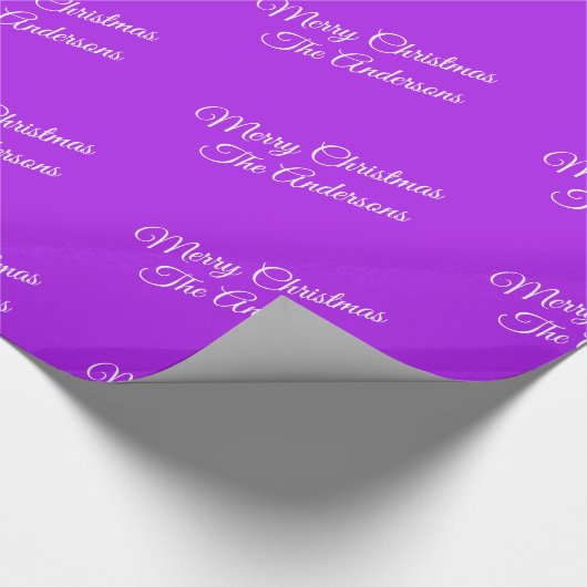 Vrolijk kerstfeest, namen, wit script op Paarse Cadeaupapier (Hoek)
