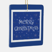 Vrolijk kerstfeest op blauw met sneeuwvlokken keramisch ornament (Rechts)