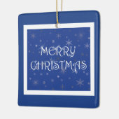 Vrolijk kerstfeest op blauw met sneeuwvlokken keramisch ornament (Links)
