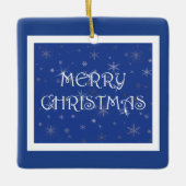 Vrolijk kerstfeest op blauw met sneeuwvlokken keramisch ornament (Voorkant)