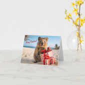 Vrolijk Kerstfeest Quokka op het strand met Cadeau Kaart (Gele Bloem)