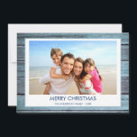 VROLIJK KERSTFEEST RUSTIEK STRAND HOUT FOTO FEESTDAGENKAART<br><div class="desc">Rustieke Blue Wood Coastal Beach Familie Foto Kerstvakantie Kaart. Het afbeelding en de familienaam kunnen worden vervangen op dit eenvoudige strand of kustvakantie kerstkaart.</div>