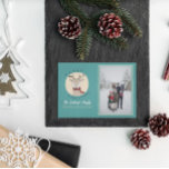 Vrolijk Kerstfeest Schattige Herten Familie Foto Feestdagenkaart<br><div class="desc">Schattige en feestelijk, deze familiefoto kerstkaarten zijn de perfecte manier om hartelijke groeten te sturen aan uw vrienden en familie dit vakantieseizoen. Het ontwerp is voorzien van een schattig getekend kerstrendier met een rode en groene sjaal met de tekst "vrolijk kerstfeest." De achterkant is voorzien van schattige, met de hand...</div>